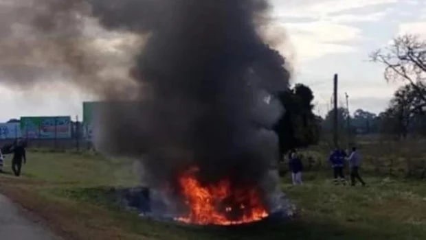Despiste, choque contra una alcantarilla e incendio en la Ruta 2: dos muertos