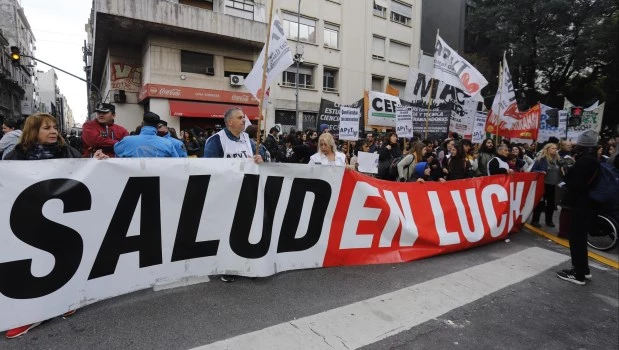 Trabajadores de la salud paran por el Garrahan, el Clínicas y el Posadas 