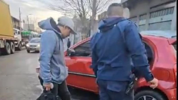 Detienen a tres menores tras un robo, persecución y choque en Avellaneda