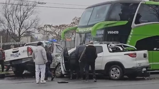 Un paciente psiquiátrico robó un patrullero y chocó contra un micro de larga distancia y una camioneta