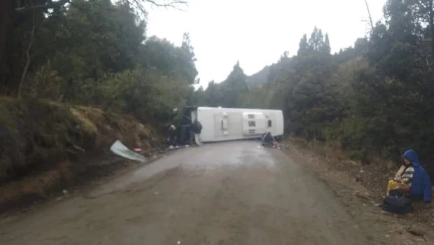 Impactante vuelco de un micro con 44 turistas en la ruta a Villa Traful: hay 20 heridos, 5 de gravedad