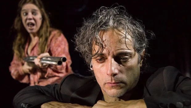 Joaquín Furriel e Ingrid Pelicori en un pasaje de la obra. (Foto: Carlos Furman)