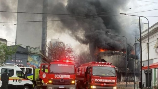 Voraz incendio en un galpón en pleno centro de La Plata