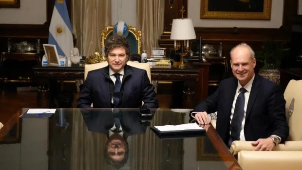 Milei recibió al presidente de ADEBA, tras las acusaciones de Caputo