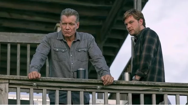 Los impetuosos Buckley, una familia que decide volver al tráfico de drogas para salvar a la decadente pesquería familiar. En la foto, el patriarca Harlan Buckley (Holt McCallany) y su hijo Cane (Jake Weary).