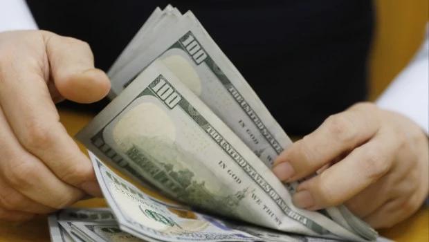 Economía sube las tasas por encima del 3% mensual para contener al dólar