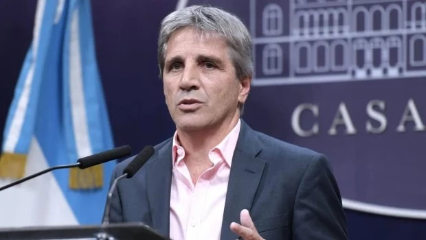 Caputo amenazó a los bancos: “Si insisten con no acatar las normas, habrá que tomar medidas”