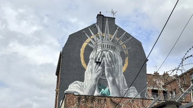 Un mural en Francia muestra a la Estatua de la Libertad cubriéndose los ojos en abierta crítica a Trump