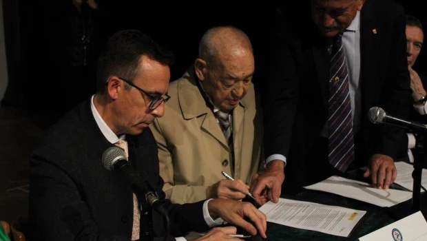 El subsecretario de Educación español, Santiago Roura Gómez, y el delegado de la Fundación Galicia América, Manuel Peleteiro, rubricaron el convenio. (Foto: Daniela Antonena)