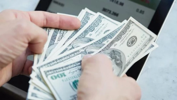 El dólar oficial llegó a un máximo de $1.325 en los bancos 
