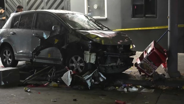 Un vehículo se encuentra estacionado en la acera tras embestir a una multitud que esperaba para entrar a una discoteca en un concurrido bulevar de Los Ángeles.