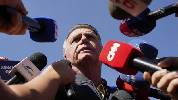 Jair Bolsonaro habla con la prensa afuera de la Secretaría de Administración Penitenciaria, adonde llegó después de que la Corte Suprema ordenara que se le colocara tobillera electrónica.