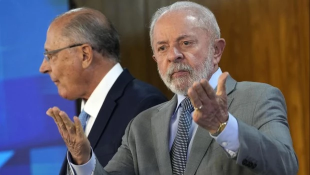 La amenaza arancelaria de Trump impulsa la popularidad de Lula y agrava los problemas legales de Bolsonaro