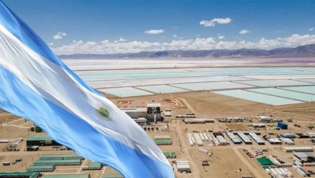 Si el argentino no invierte en su país ni cree en su moneda, ¿por qué lo haría un inversor extranjero? Argentina tiene un largo trecho por andar hasta generar confianza.