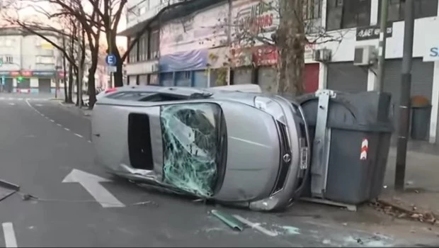 Una camioneta chocó un auto y lo hizo volcar