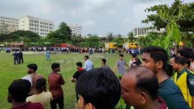 Al menos 20 muertos al estrellarse un avión contra una escuela en Bangladés