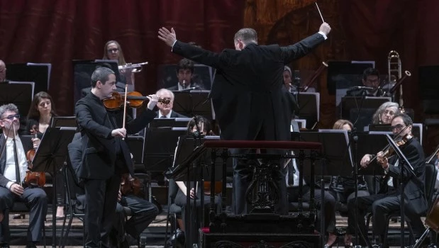 El solista Varela Montero y el director Nielsen en plena faena.
