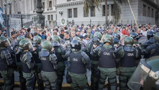 Insólito. Así calificó Patricia Bullrich el pedido de senadores para que los policías de operativos no usen baños del Congreso.
