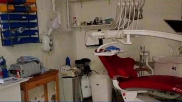 Allanaron un consultorio odontológico clandestino en Parque Chacabuco