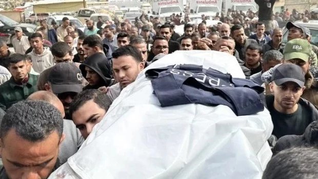 Un ataque de Israel mató a una periodista embarazada y a ocho miembros de su familia en Gaza