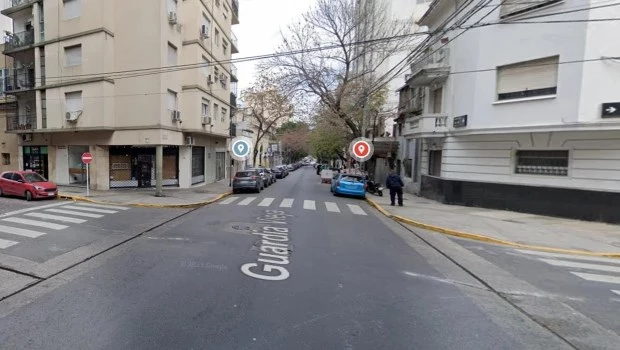 Un vecino intentó prender fuego la entrada de un edificio durante una disputa en Almagro