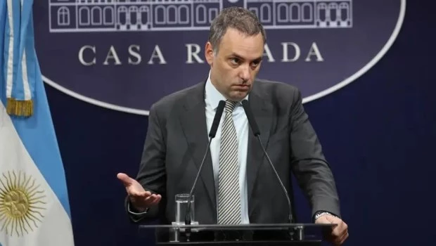 Adorni dijo que “no hay problema con las reservas” y adelantó que Milei hará anuncios sobre retenciones