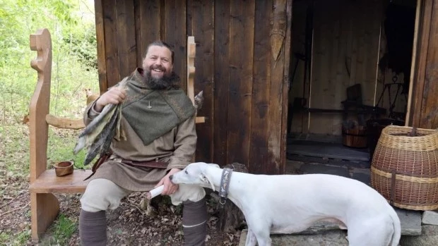 Bull-Hansen suele disfrazarse de vikingo para promocionar sus obras.