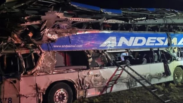 Choque fatal entre un camión y un micro en Santa Cruz: cuatro muertos y al menos 20 heridos