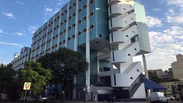 Denuncian que la “motosierra” también llegó al Hospital Naval: están en riesgo 500 puestos de trabajo