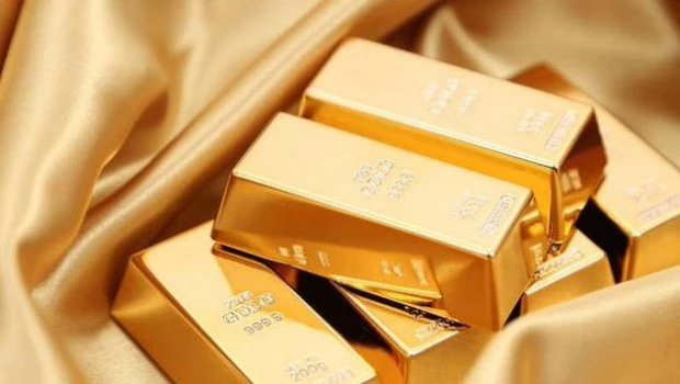 Estafan a una jubilada rusa: entregó 800.000 dólares en dinero en efectivo y lingotes de oro