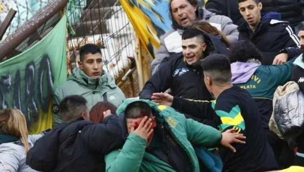 Batalla campal en la popular de Aldosivi: corridas, cuchillazos y heridos