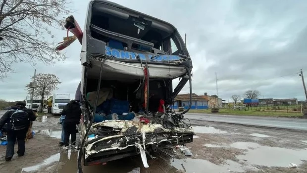Tragedia en Santa Fe: tres muertos y 17 heridos tras un choque entre un micro y un camión