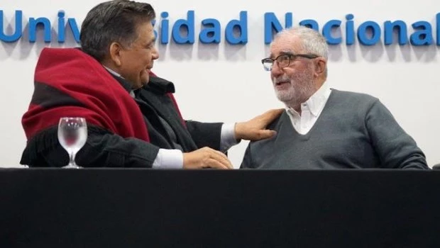 El ex director del Museo Histórico “José Altube”, Alberto Julio Fernández junto al Intendente Municipal de José C. Paz, Mario Alberto Ishii. ARCHIVO