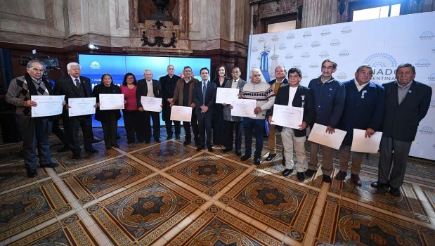 Los héroes de Manchalá posan para la foto junto a la vicepresidenta, Victoria Villarruel, y el director de Cultura del Senado, Daniel Abate.