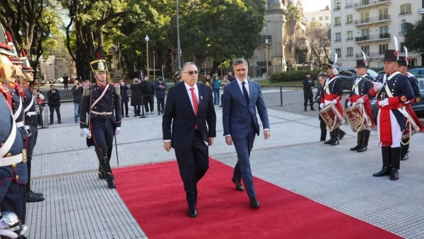 El embajador Carlos Chocano presidió la ceremonia desarrollada en Plaza San Martín.