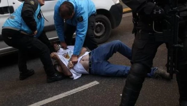 Enfrentamientos con la policía y cinco detenidos en la marcha de los jubilados al Congreso