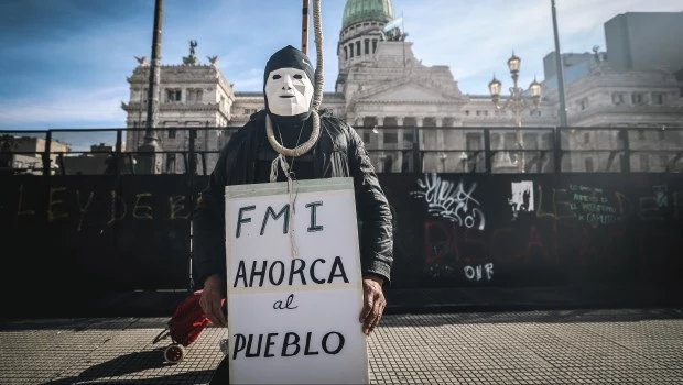 Mientras tanto, frente al Congreso la ultraizquierda y los kirchneristas copan la mal llamada 'marcha de los jubilados'.