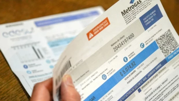 A pedido de Caputo, se ajustaron costos que impactan en las tarifas de luz y gas de agosto