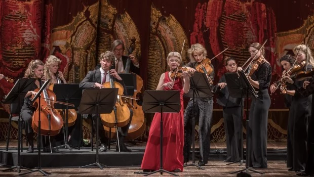 La violinista germana, Antje Weithaas coronó la velada.