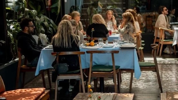 Un almuerzo divertido frente al Río de la Plata