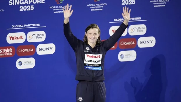 La medallista de oro estadounidense Katie Ledecky celebra en el podio después de la final de 800 metros estilo libre femenino en el Campeonato Mundial de Natación en Singapur.