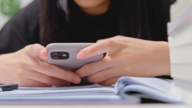 Mientras la mitad de los chicos usa IA para tareas, UNICEF advierte sobre los riesgos y la falta de habilidades críticas.