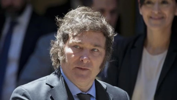 Según una encuesta privada, la imagen positiva de Milei bajó un 4% en el último mes