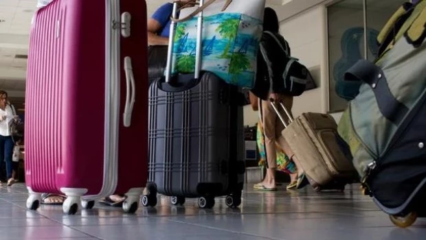 Detienen a una mujer tras encontrar una niña de 2 años con vida en su valija