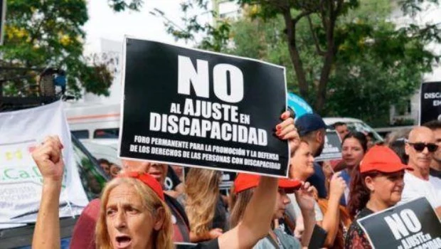 Concentración en el Congreso en repudio el veto a la ley de emergencia en discapacidad 