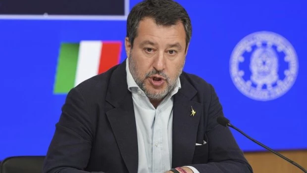 El viceprimer ministro y ministro de transporte italiano Matteo Salvini en conferencia de prensa.