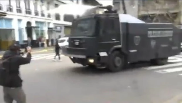 Corridas y gases lacrimógenos en la marcha de Jubilados, universitarios y trabajadores del Garrahan en Congreso