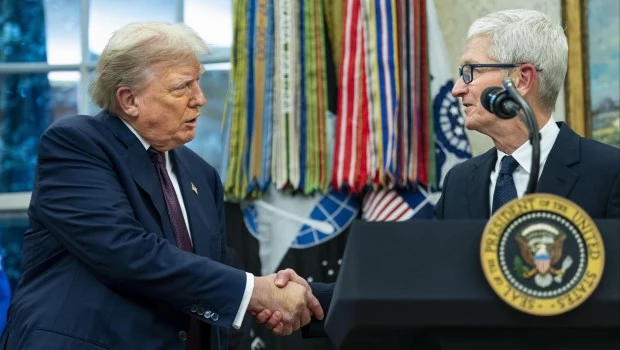 El presidente Donald Trump estrecha la mano del director general de Apple, Tim Cook, en el Despacho Oval.