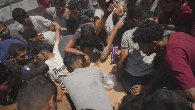 Un grupo de palestinos pelea para apoderarse de un envío de ayuda humanitaria.