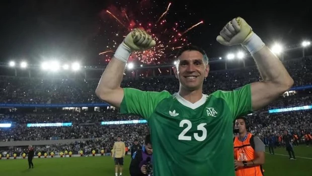 "Dibu” Martínez fue nuevamente nominado a mejor arquero del mundo